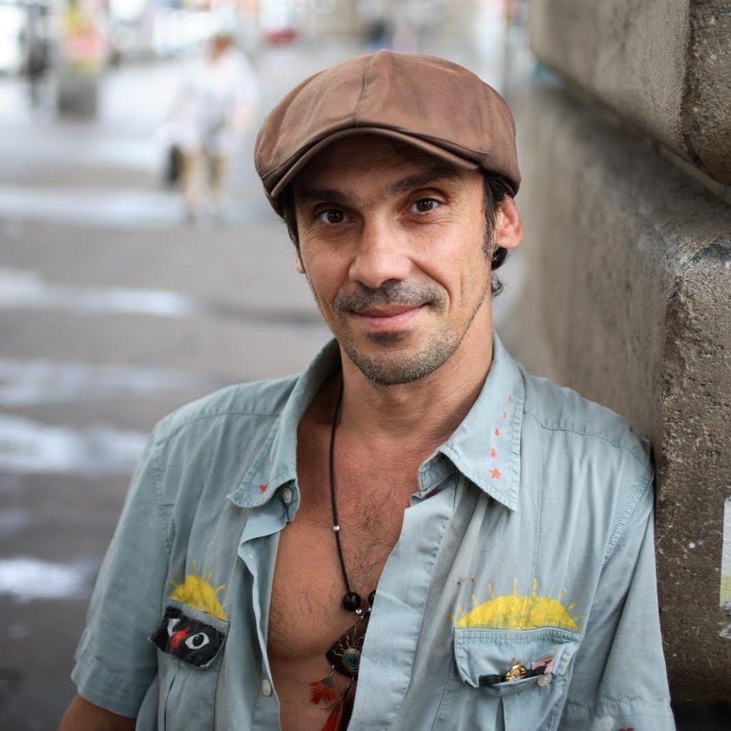 ¡Después de una década, Manu Chao regresa con 3 temas Inéditos!