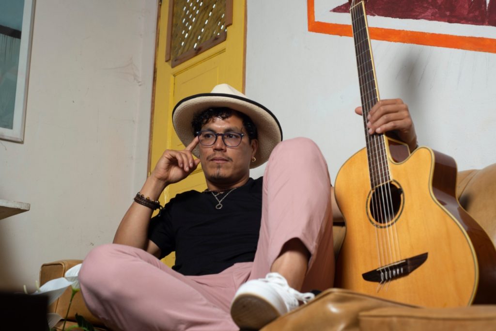 El cantautor peruano Husil presenta ‘Polvo en el viento’