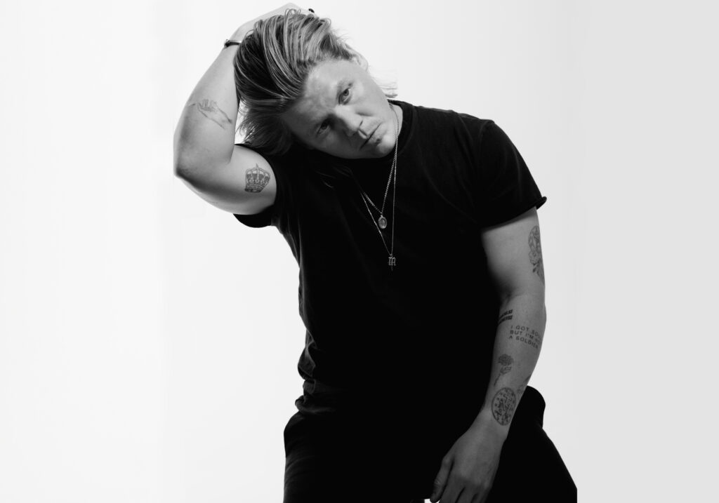 Conrad Sewell Explora la Transformación del Amor en su Nuevo Sencillo ‘Different Kind Of Love’