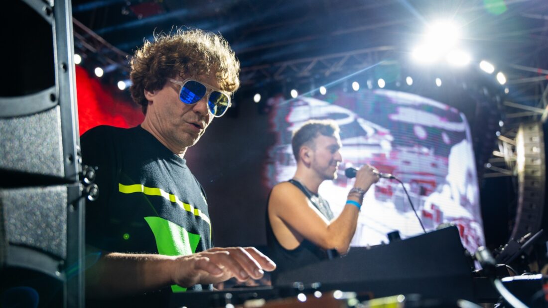 DJ Colyn y Diego Tuñón de Babasónicos deslumbran con el remix de «La Pregunta» en Mar del Plata